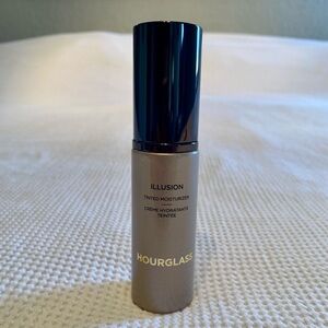HOURGLASS ILLUSION TINTED MOISTURIZER